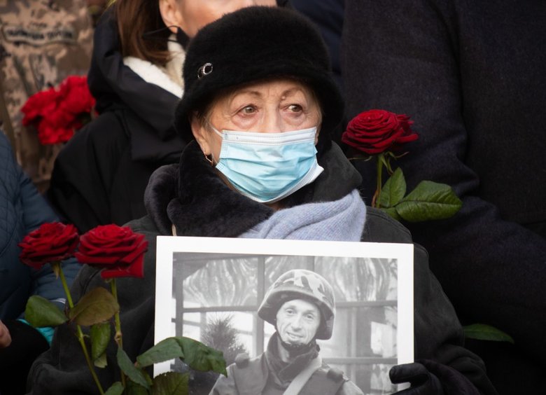 Зеленський вшанував память полеглих захисників Донецького аеропорту 03