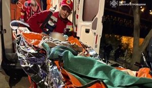 Чрезвычайники спасли несовершеннолетнюю, которая прыгнула с Амурского моста в Днепре. ФОТО