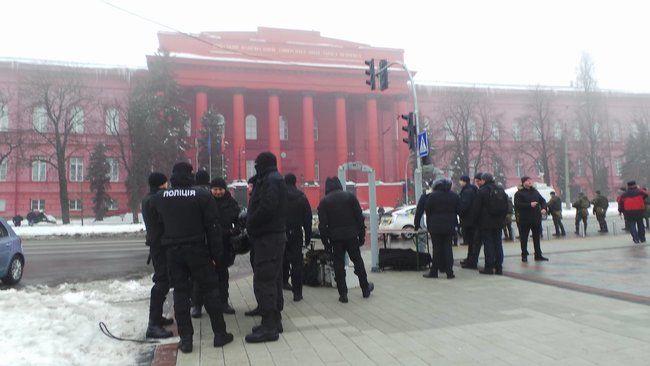 Група націоналістів прорвалася до памятника Шевченку перед приїздом Президента, обійшовши кордон поліції 09