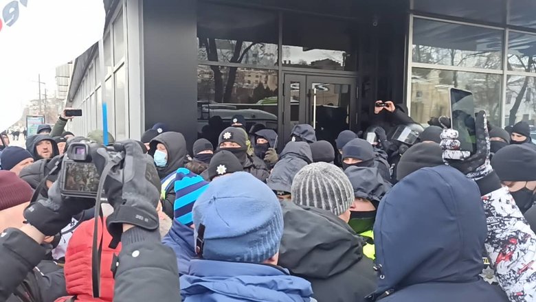 Штовханина між мітингувальниками та правоохоронцями на акції SaveФОП у центрі Києва 02