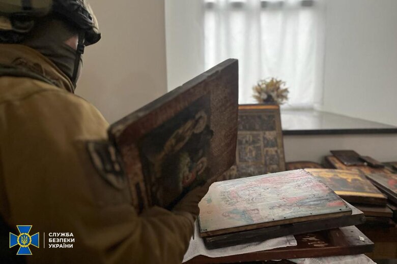 СБУ повернула литовському дипломату ікони, які були вкрадені під час окупації Херсону 04