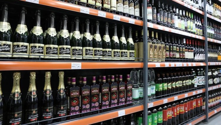 В Украине предлагают запретить продажу алкогольных напитков и сигарет в супермаркетах