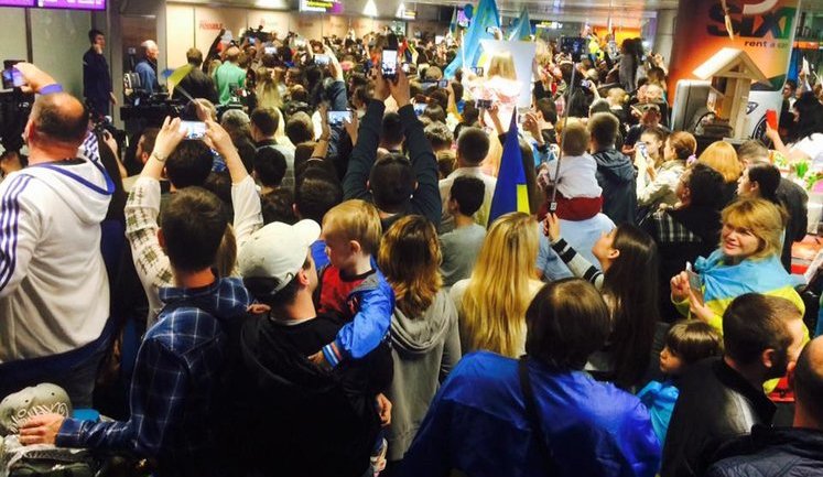 Ukrainians met Jamala in Boryspil airport and thanked for victory. VIDEO+PHOTOS
