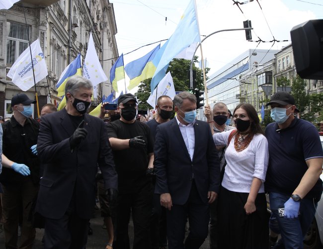 Після акції під ДБР багатотисячна хода попрямувала до Печерського суду на підтримку Порошенка і проти політичних репресій 36