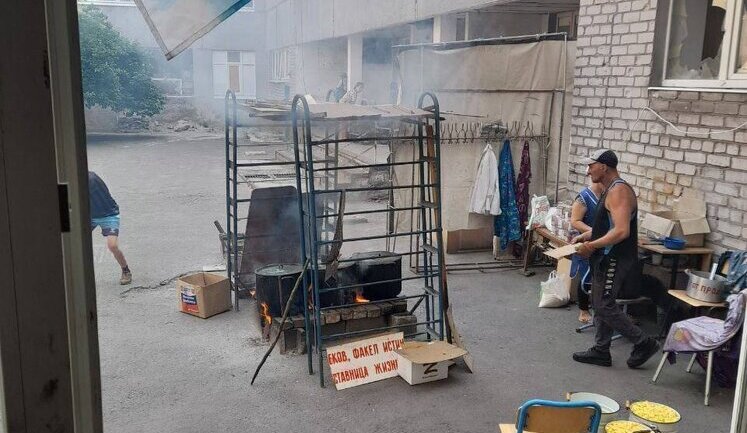 There is not enough food, but it is cooked in open-air: Rashists in occupied Mariupol expose children to danger. PHOTO