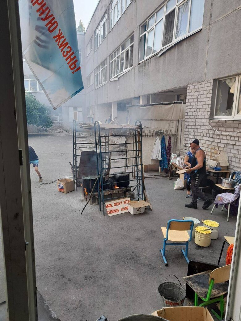 There is not enough food, but it is cooked in open-air: Rashists in occupied Mariupol expose children to danger 01