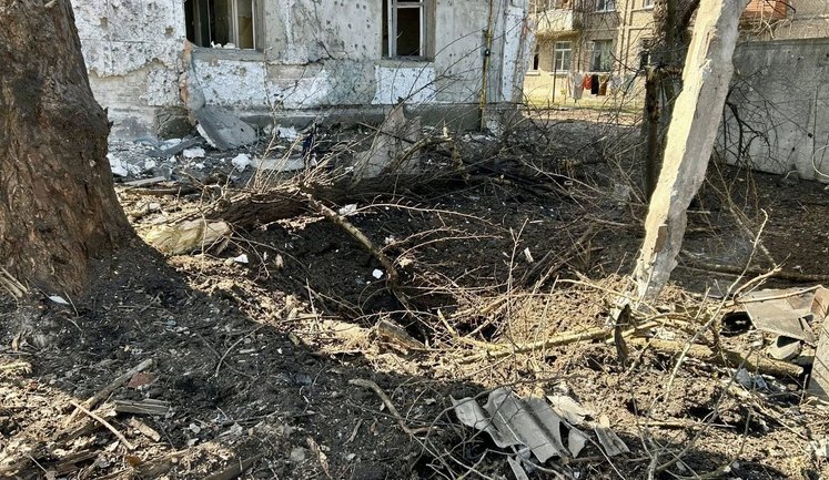 Ворог атакував Дніпро: поранено чоловіка, пошкоджено житловий будинок та авто (оновлено). ФОТОрепортаж