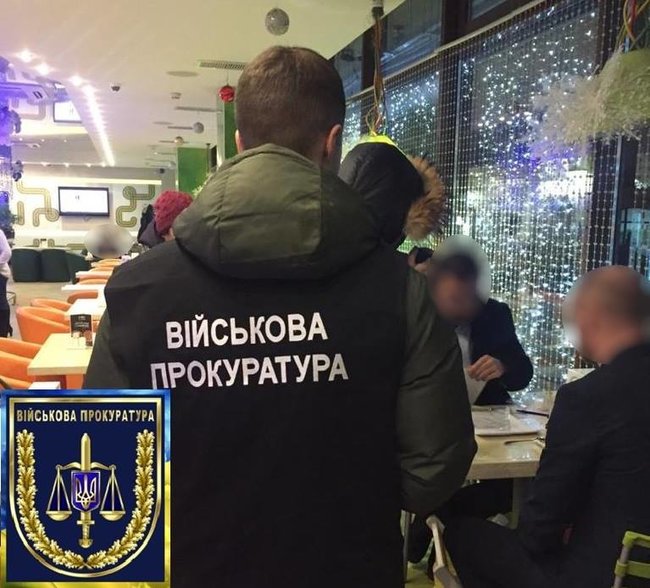 Затримано адвоката, який намагався дати поліцейським 1 тис. дол. хабара за скасування штрафу директору держпідприємства, - військова прокуратура 01