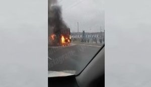 На выезде из Ирпеня под Киевом на ходу загорелась маршрутка с пассажирами. ВИДЕО