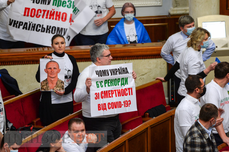 Послання Зеленського, пильний погляд та сміх Разумкова, плакати ЄС і невтішне пророцтво Бурміча: робота Ради 1 грудня 12