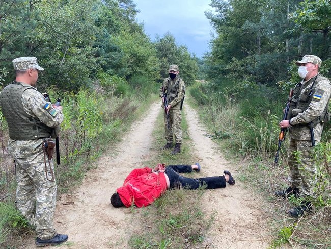 Пограничники на Львовщине обезвредили вооруженного ножом мужчину 01