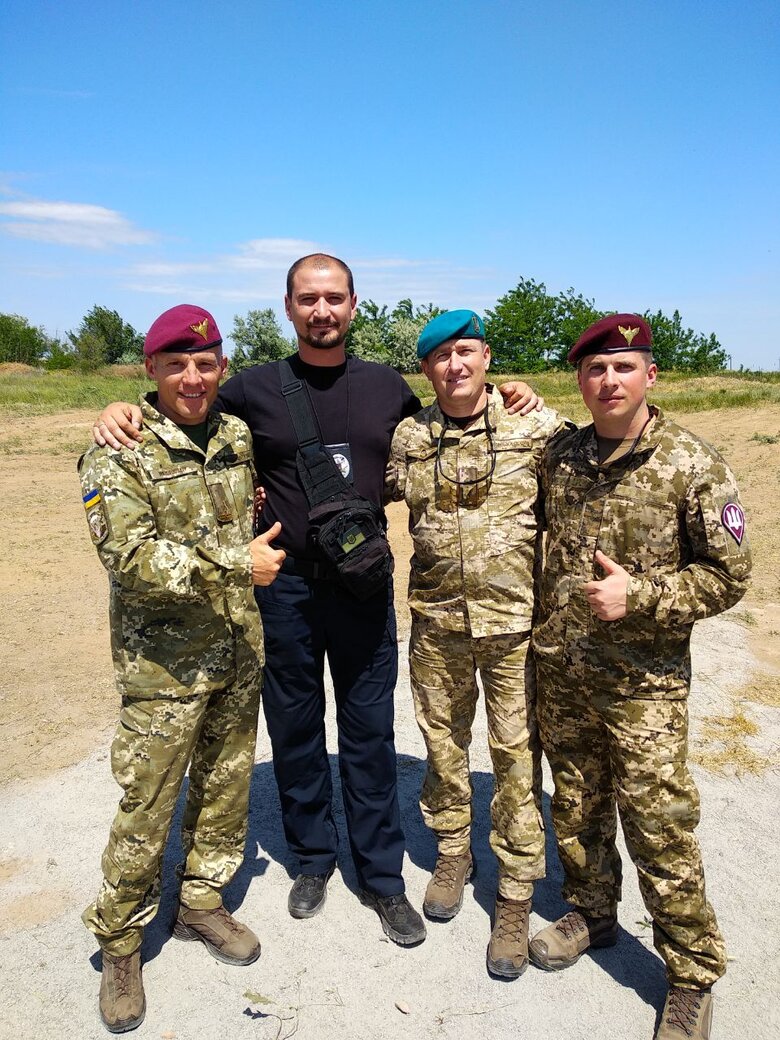 Головний патрульний Херсонської області Іван Базаренко, позивний Хірург: Командування дивувалося: на аеродромі Кульбакине патрульний поліцейський командує військовими 09 Головний патрульний Херсонської області Іван Базаренко, позивний Хірург: Командування дивувалося: на аеродромі Кульбакине патрульний поліцейський командує військовими 09