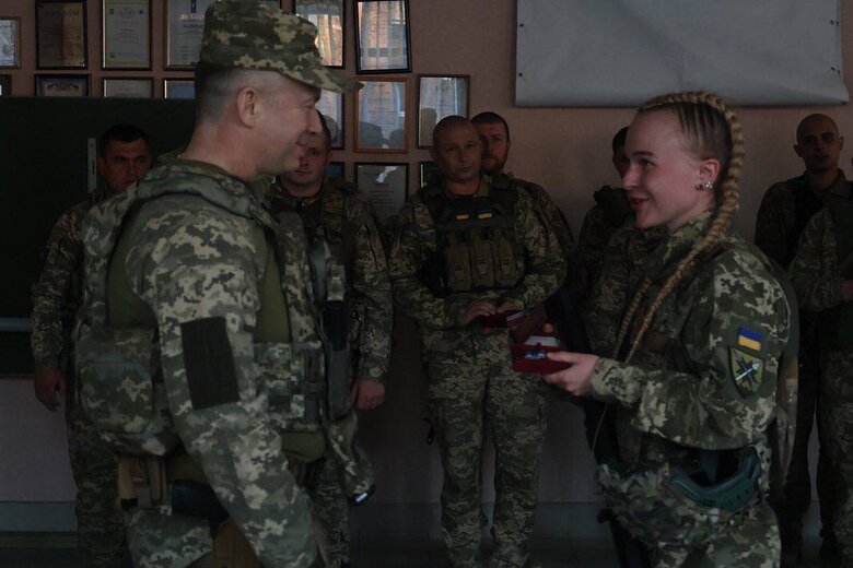 Сырский наградил пехотинцев, сдерживающих врага на передовой 06 Сырский наградил пехотинцев, сдерживающих врага на передовой 06