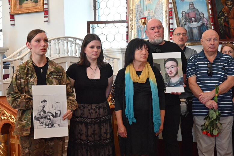 Зі скрипалем та воїном Давидом Якушиним, який загинув у бою з окупантами, попрощалися в Києві 35