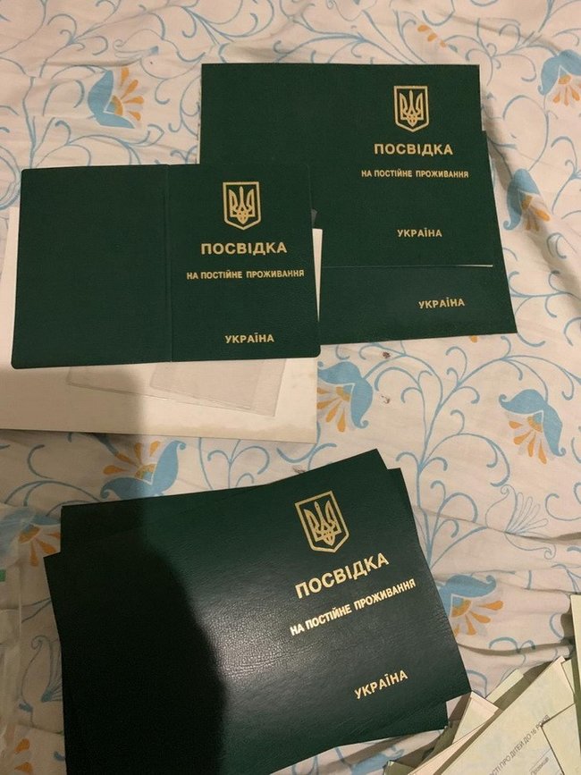 Ликвидирована преступная группа, изготовлявшая поддельные документы. Изъяты тысячи документов и сотни печатей, - СБУ 02