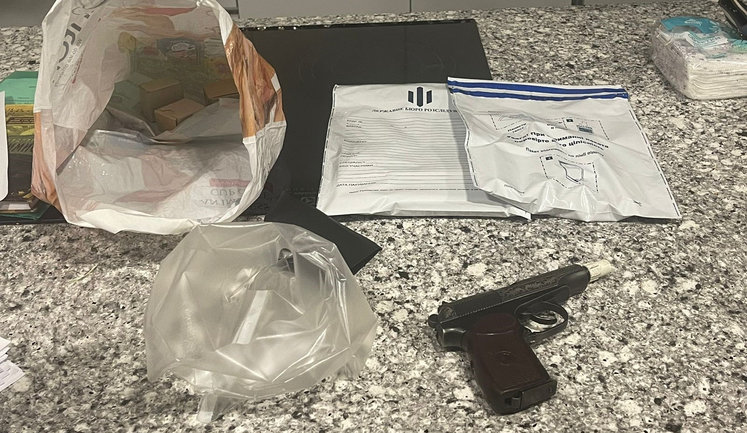 ДБР провело обшуки у нардепів ОПЗЖ Рабіновича, Чорного та Волошина: вилучено гранати, зброю та великі суми готівки. ФОТОрепортаж
