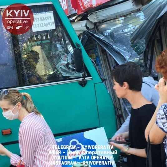 Маршрутка с пассажирами протаранила продуктовый киоск в Киеве 01