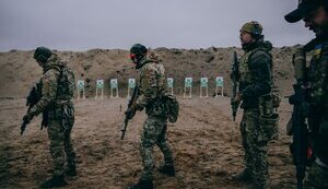 В Україні залишається проблема з нестачею людей на фронті, мобілізувати молодь стало важче з кількох причин, - Bloomberg