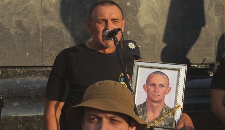 "Я проклинаю тебе і все кодло, яке кругом тебе", - батько загиблого солдата Журавля - Зеленському. ВIДЕО
