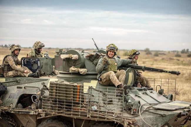 Airborne assault troops reservists ready to defend Ukraine at any time upon refresher training completion, - Poroshenko 06