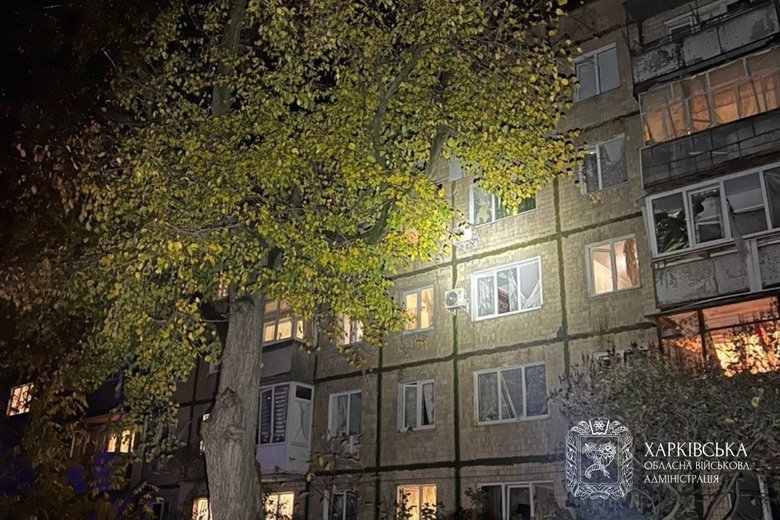 Багатоповерхівка в Чугуєві після обстрілу