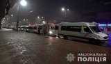 Поліція в Сумах затримала 30 чоловіків, які вночі порізали колеса маршруток на Київ. ФОТОрепортаж