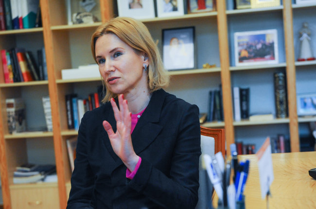 Віцеспікерка ВР Олена Кондратюк: Зараз, на жаль, відбувається імітація парламентаризму. Виглядає, що парламент втрачає велику суб’єктність, яку він мав усі роки 06 Віцеспікерка ВР Олена Кондратюк: Зараз, на жаль, відбувається імітація парламентаризму. Виглядає, що парламент втрачає велику суб’єктність, яку він мав усі роки 06