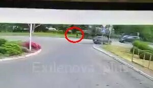 Російські військові вантажівкою задавили дівчину на пішохідному переході в окупованому Луганську. ВIДЕО камер спостереження