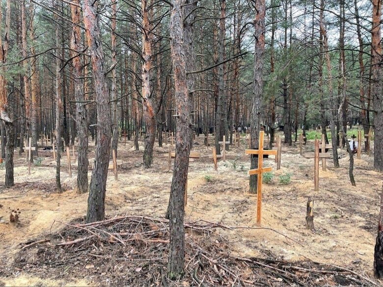 У визволеному Ізюмі виявили масове поховання на 440 тіл, - поліція 02