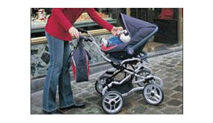 Водитель на "Жигулях" сбил коляску с новорожденным и скрылся