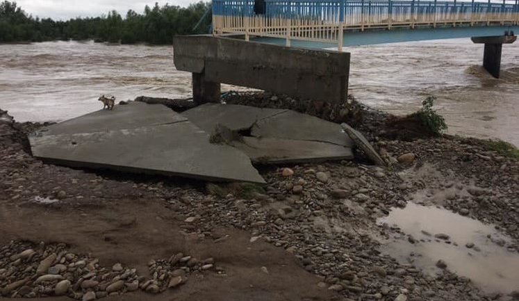 Паводок возле Калуша смыл мост, который после наводнения 2008 года восстанавливали 7 лет. ФОТО