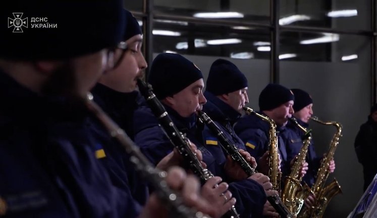 Christmas in metro: SES orchestra performed at "Zoloti Vorota" station in Kyiv. VIDEO