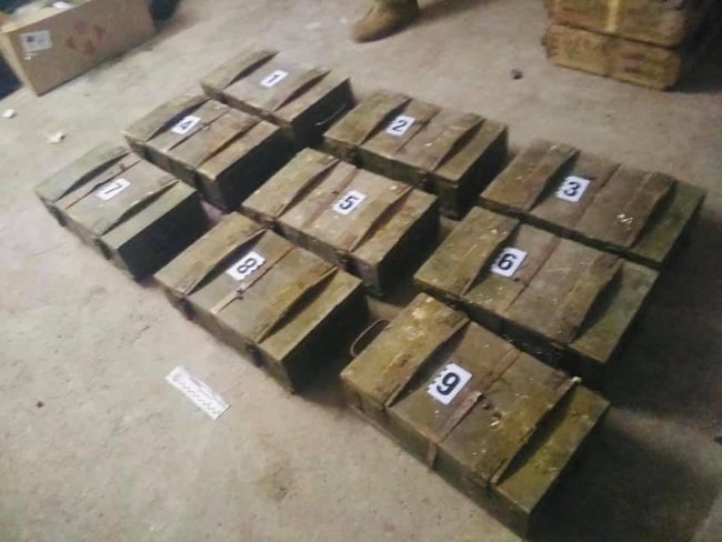 175 гранат Ф-1 і 49 ящиків із набоями: в Прилуках у пенсіонера знайшли склад боєприпасів 05