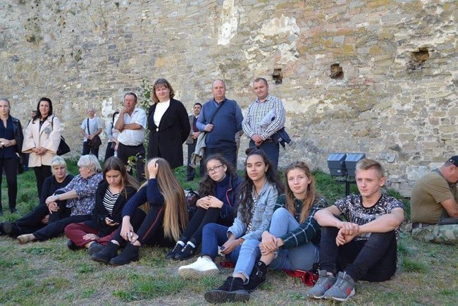 Народний герой України в Хотині: шість недержавних нагород вручили у дворі старовинної фортеці на Буковині 14