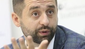 Майже всі нардепи від СН з фінансового комітету ВР погодилися на проходження поліграфа, - Арахамія