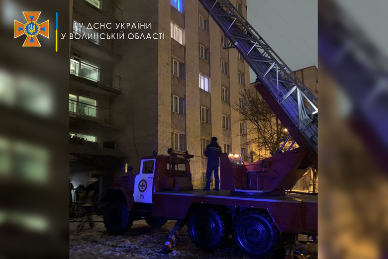 У Луцьку вночі горів гуртожиток Волинського університету: трьох студентів врятували, 76 евакуювали, - ДСНС 01 У Луцьку вночі горів гуртожиток Волинського університету: трьох студентів врятували, 76 евакуювали, - ДСНС 01
