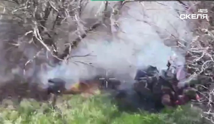 Дронарі 425-го ОШП FPV-дроном розірвали навпіл окупанта під деревом. ВIДЕО 18+