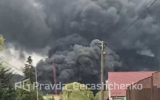 "Чорний дощ" та вода з домішками нафтової сажі: пожежа на НПЗ у Туапсе після атак дронів досі триває. ВIДЕО