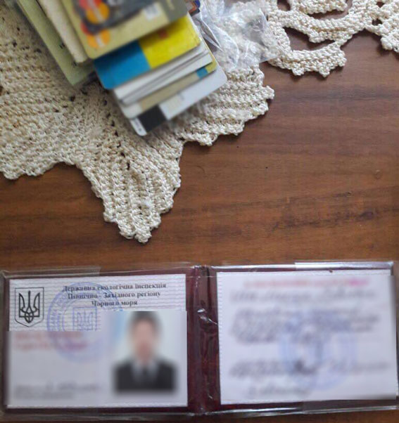 Затримано двох чиновників Держекоінспекції на Одещині, які обклали даниною місцевого рибалку 02