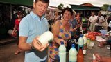"Недоторканый" Ляшко продолжает доказывать, что он не гей: начал приставать к пожилым продавщицам на базаре. ФОТОрепортаж