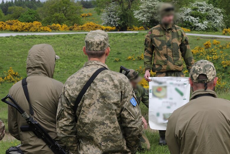Інструктори з Норвегії вчать українських військових безпечно долати мінні загородження під час дій в районах боїв 01