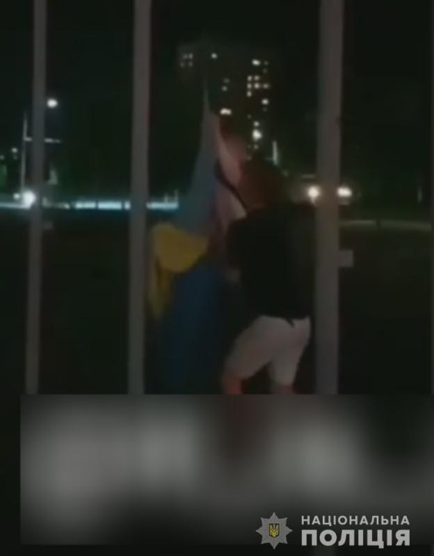 Підлітки в Запоріжжі зірвали державний правпор і зняли це на відео, - поліція 02