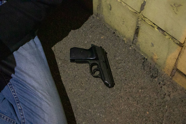 Пьяный дебошир стрелял в потолок в киевском пабе 04