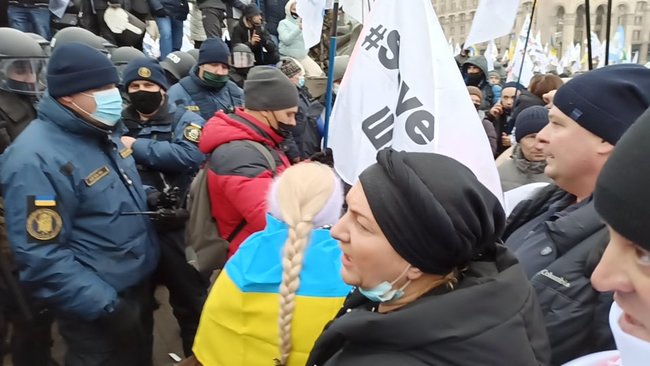 ФОПы попытались установить палатки на Майдане Незалежности: между митингующими и правоохранителями произошли стычки 61