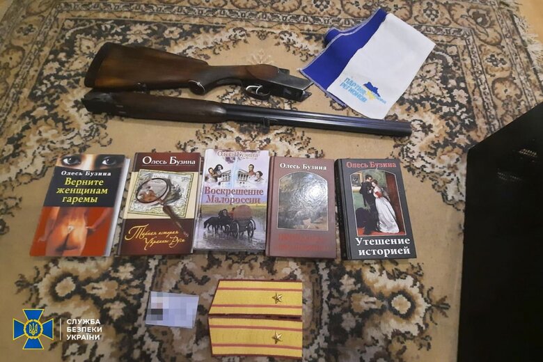 У представників заборонених Комуністичної партії та політичної партії Русь єдина у Києві, Дніпрі та Кривому Розі знайдено зброю, георгіївські стрічки та російські прапори, - СБУ 04 У представників заборонених Комуністичної партії та політичної партії Русь єдина у Києві, Дніпрі та Кривому Розі знайдено зброю, георгіївські стрічки та російські прапори, - СБУ 04