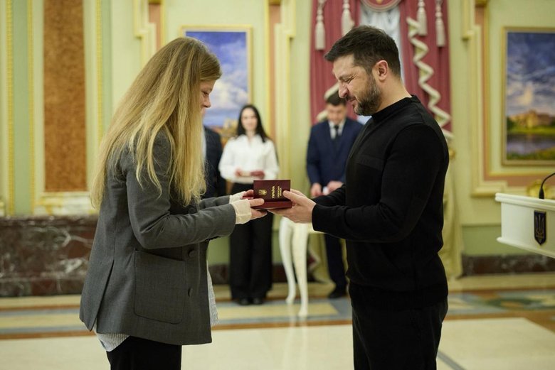 Зеленський вручив державні нагороди волонтерам та акторам