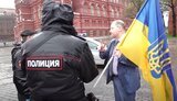 Украина самая пострадавшая территория во Второй мировой войне: Россиянина с флагом Украины задержали у стен Кремля. ВИДЕО