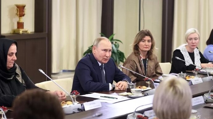 Путін показав, як зустрічається з матерями солдатів. Насправді це були підставні особи 01