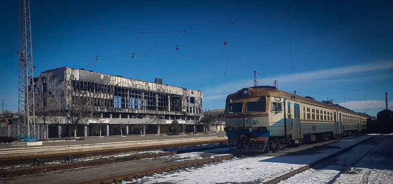Уничтоженный россиянами железнодорожный вокзал в оккупированном Мариуполе 01