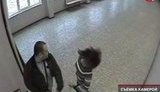 Учительницу избили прямо во время уроков. ШОКИРУЮЩЕЕ ВИДЕО.